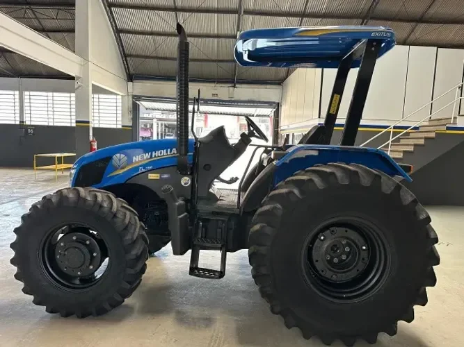 Trator agrícola azul